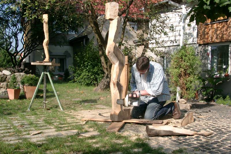 Mit Hilfe der Kettensäge entsteht eine fast lebensgroße Holzfigur